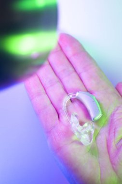 Sağırlar ve sağırlar için modern dijital işitme cihazı.