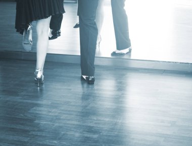 Balo salonu dans birkaç dansçılar ve prova dans stüdyosu okulda öğretmenler.