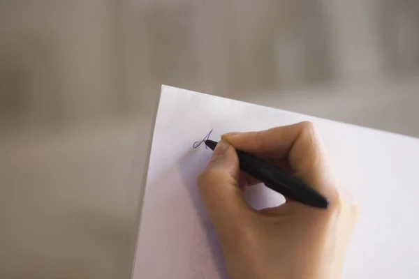 Jovencita Escribiendo Sobre Papel Con Lápiz Mano Sobre Mesa — Foto de Stock