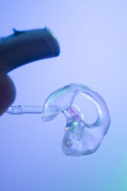 Sağırlar ve sağırlar için modern dijital işitme cihazı.