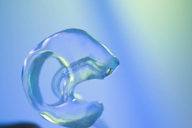 Sağırlar ve sağırlar için modern dijital işitme cihazı.