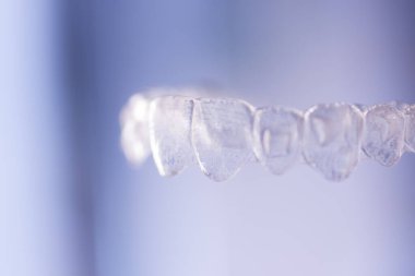 Görünmez plastik estetik dişçilik diş teli diş düzenleyicileri..