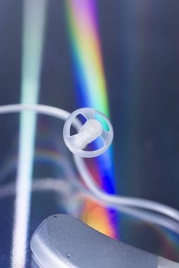 Modern yüksek teknoloji dijital işitme cihazı izole edildi.