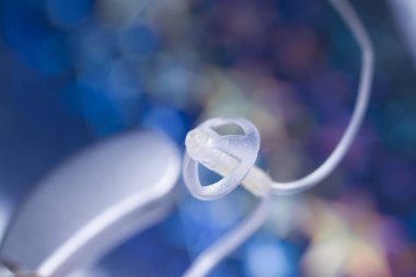 Modern yüksek teknoloji dijital işitme cihazı izole edildi.