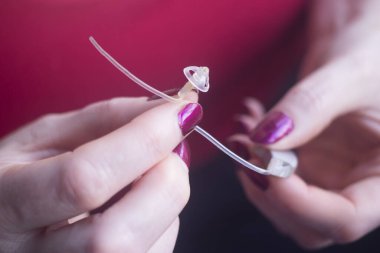 Sağırlar için dijital modern teknoloji mikro işitme cihazı.