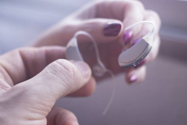 Sağırlar için dijital modern teknoloji mikro işitme cihazı.