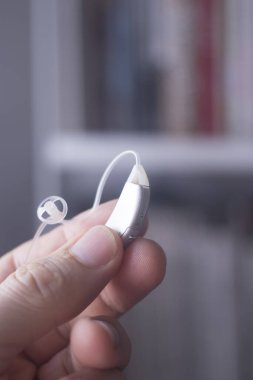 Sağırlar için dijital modern teknoloji mikro işitme cihazı.