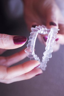 Modern dişçilik teknolojisindeki her dişi düzeltmek ve hizalamak için diş tellerini temizleyin..