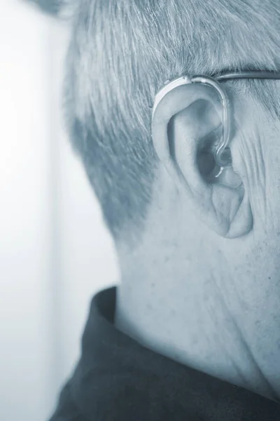 Kaukasischer Weißer Alter Mann Mit Modernem Digitalen Hörgerät Ohr Und — Stockfoto