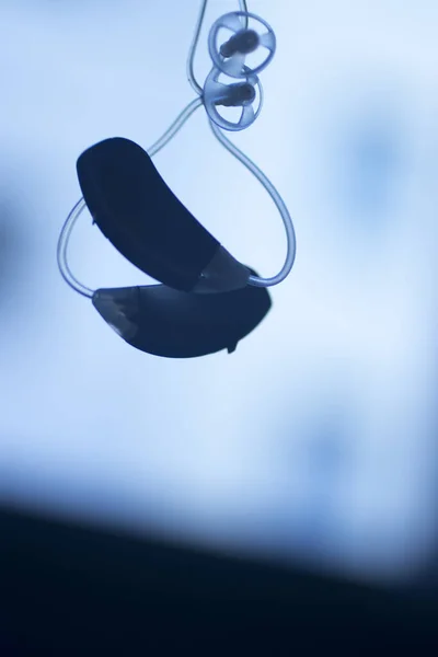 聴覚障害者のためのデジタル現代技術 マイクロ補聴器 — ストック写真