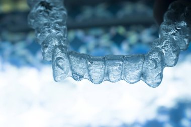 Görünmez plastik estetik dişçilik diş teli diş düzenleyicileri..
