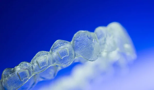 Neviditelné Moderní Plastové Estetické Zubní Lékařství Zubní Závorky Zuby Rovnátka — Stock fotografie