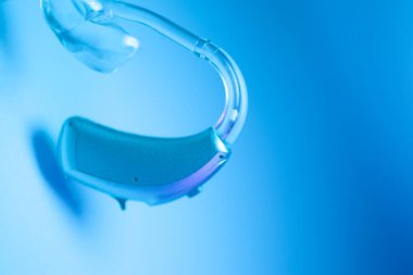 Sağırlar ve sağırlar için modern dijital işitme cihazı.