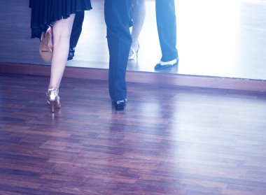 Balo salonu dans birkaç dansçılar ve prova dans stüdyosu okulda öğretmenler.