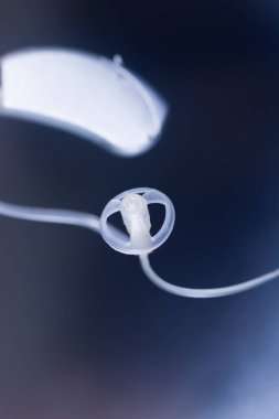 Modern yüksek teknoloji dijital işitme cihazı izole edildi.