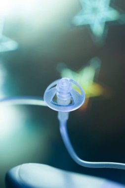 Modern yüksek teknoloji dijital işitme cihazı izole edildi.