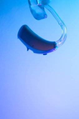 Sağırlar ve sağırlar için modern dijital işitme cihazı.