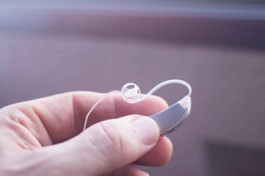 Sağırlar için dijital modern teknoloji mikro işitme cihazı.