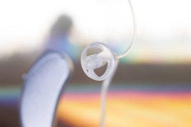 Modern yüksek teknoloji dijital işitme cihazı izole edildi.