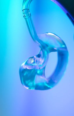 Sağırlar ve sağırlar için modern dijital işitme cihazı.