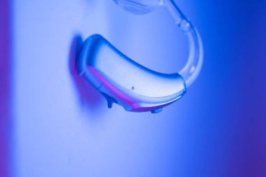 Sağırlar ve sağırlar için modern dijital işitme cihazı.