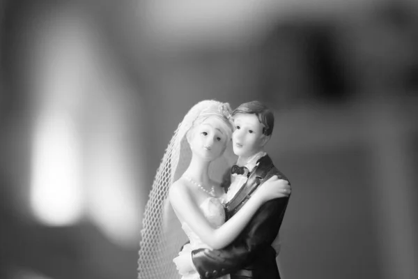 結婚式のカップルの結婚式ケーキトッパープラスチック数字でタキシードの夜のスーツ 白いウェディングドレスベール — ストック写真
