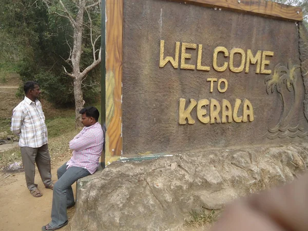 Dois Viajantes Esperando Para Entrar Kerala Índia — Fotografia de Stock