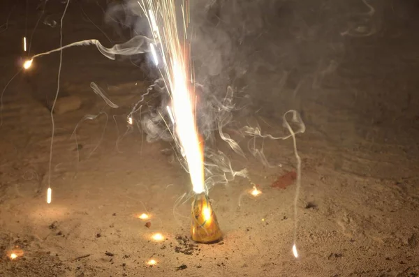 Feuerwerk Zum Neujahrsfest Beleuchtet Hintergrund lizenzfreie Stockbilder