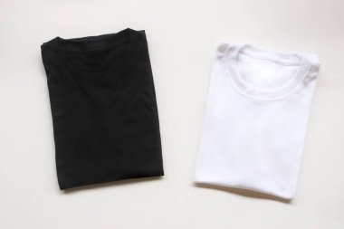 siyah, gri, beyaz t-shirt ile tahta kutu ve kaktüs. rustik arka plan