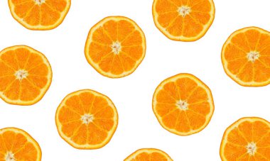 Dilimin dokusu beyaz arkaplanlı birçok portakal ve yaprak