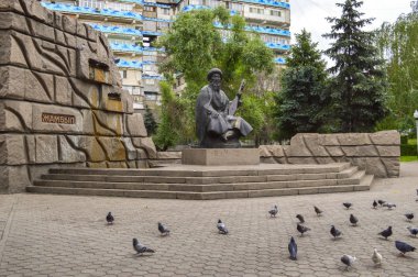 Almaty / Kazakistan - Haziran 2013: Kazak Sovyet şair-akyn Dzhabaev onuruna anıt dikildi. Dostyk Caddesi. 