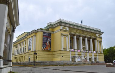 Almaty / Kazakistan - Haziran 2013: Kazak Devlet Akademik Operası ve Bale Tiyatrosu Abay 'ın adını aldı. Almaty 'deki Opera ve Bale Tiyatrosu, Kazakistan' ın önde gelen opera salonlarından biri.
