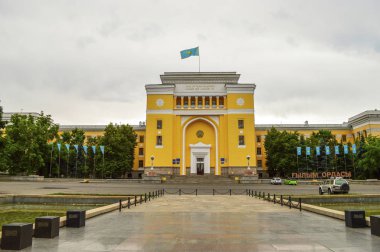 Almaty / Kazakistan - Haziran 2013: Kazak Bilimler Akademisi. Sözcükler: 'Kazak Sr Bilimler Akademisi' (Sovyet döneminden kalma))