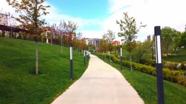 Güzel peyzaj. Boş şehir parkında yürü.