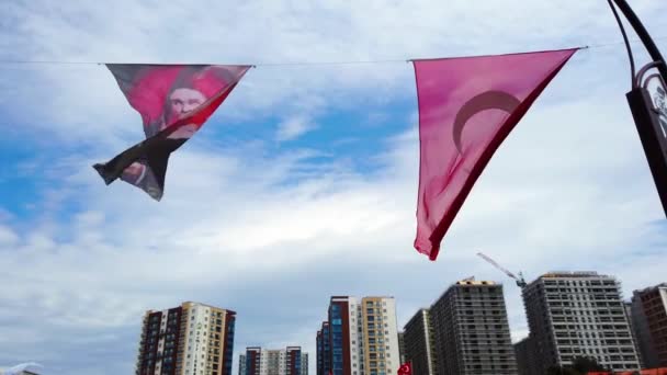 Turecké vlajky rozvíjející se proti modré obloze, bílé mraky.Koncept vlastenectví. — Stock video