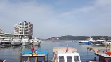 İskelede özel yatlar ve yelkenli tekneleri.