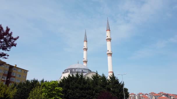 Dos minaretes blancos sobre fondo de cielo azul. Cúpula del techo de la mezquita . — Vídeo de stock