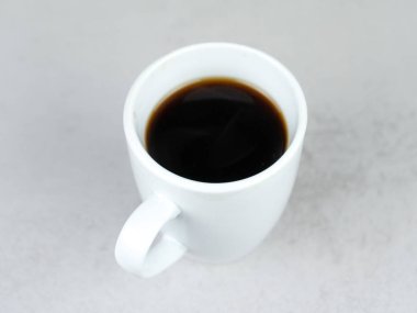 Masanın üzerinde bir fincan kahve.