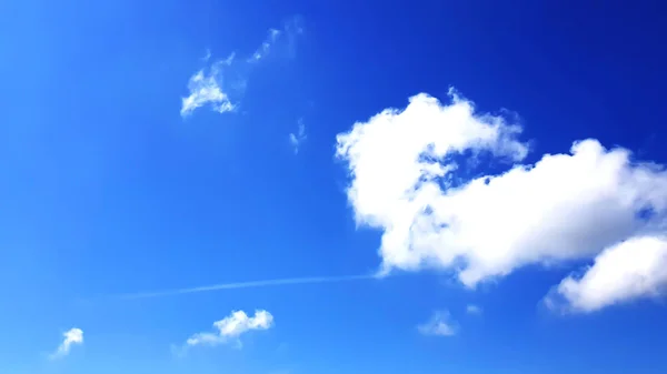 Céu Azul Brilhante Com Nuvens — Fotografia de Stock