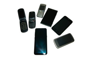 beyaz zemin üzerine cep telefonları