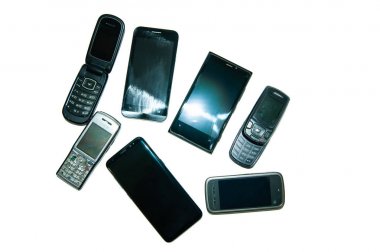 beyaz zemin üzerine cep telefonları