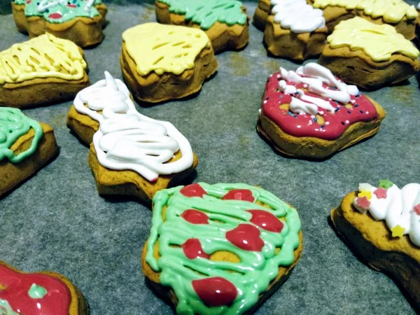 Biscuits de Noël avec glaçage coloré — Photo