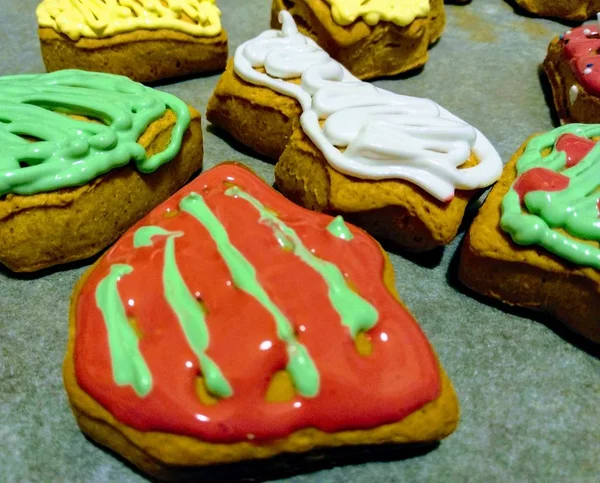 Рождественское печенье с красочной глазурью — стоковое фото