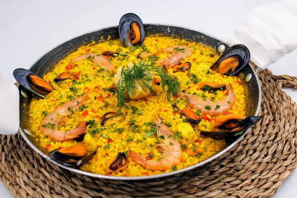Sarı pirinç ve deniz ürünleri.