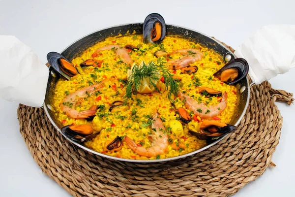 Maceta con arroz amarillo y mariscos — Foto de Stock