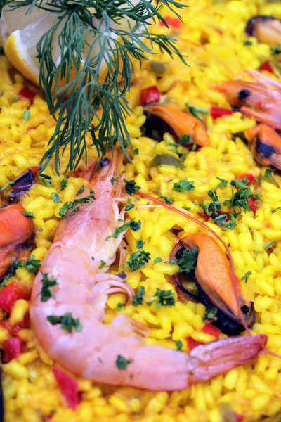 Panela com arroz amarelo e marisco — Fotografia de Stock