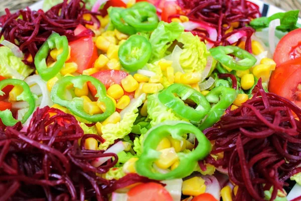 Тарелка со свежим овощным салатом — стоковое фото