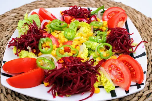 Prato com salada de legumes frescos — Fotografia de Stock