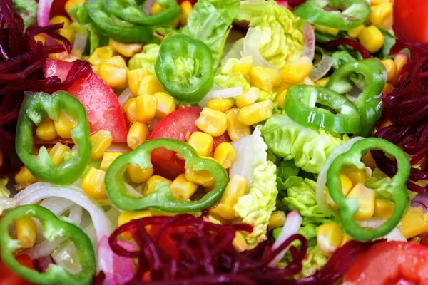 Bord met verse groente salade — Stockfoto