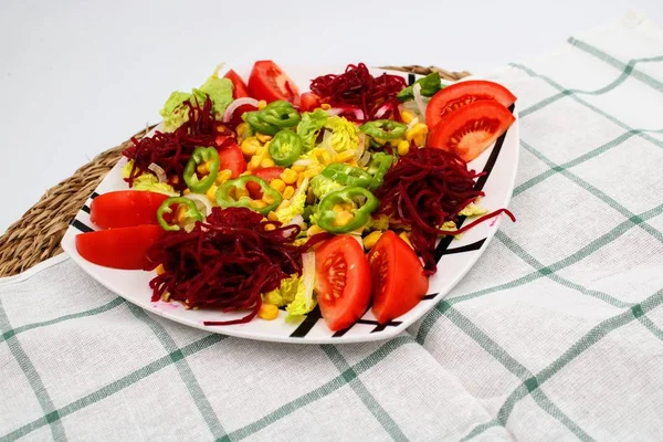 Bord met verse groente salade — Stockfoto